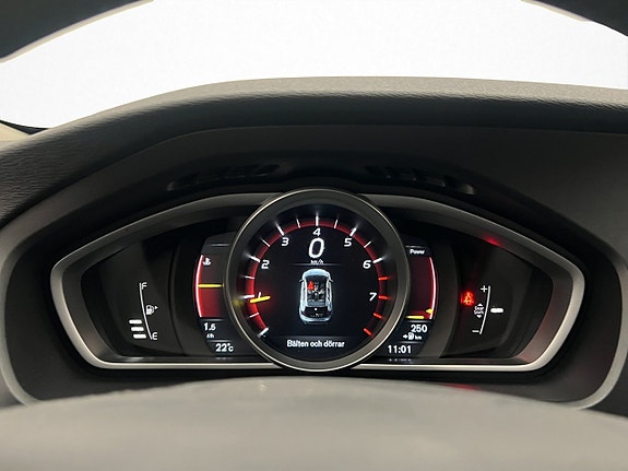 Volvo V40 14 of 29