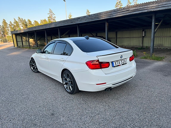 BMW 328i 4 of 5
