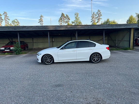 BMW 328i 3 of 5