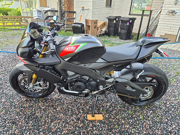 Aprilia Tuono V4 1100 Factory 3 of 5