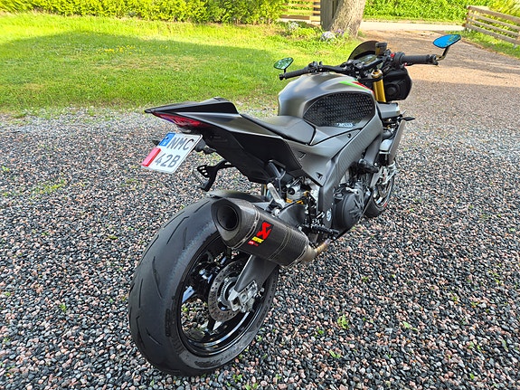 Aprilia Tuono V4 1100 Factory 2 of 5