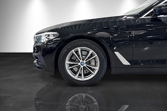 BMW 530e 3 of 5