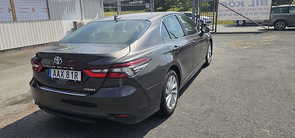 Toyota Camry 4 of 5