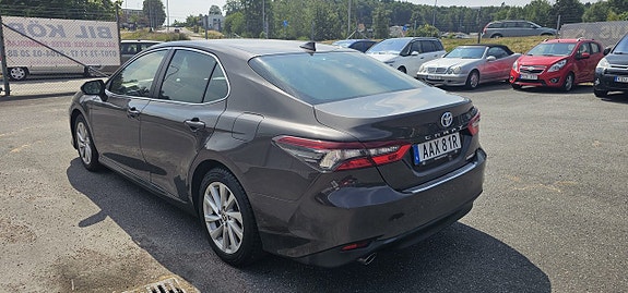 Toyota Camry 3 of 5