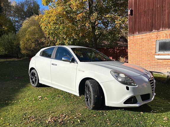 Alfa Romeo Giulietta 2 of 5
