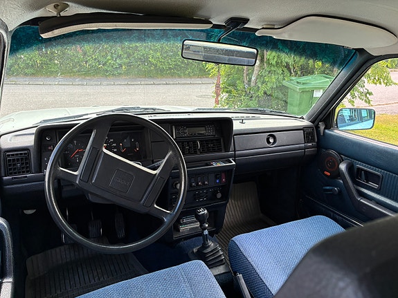 Volvo 240 4 of 5