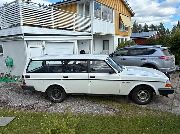 Volvo 240 2 of 5