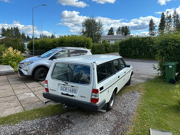 Volvo 240 3 of 5