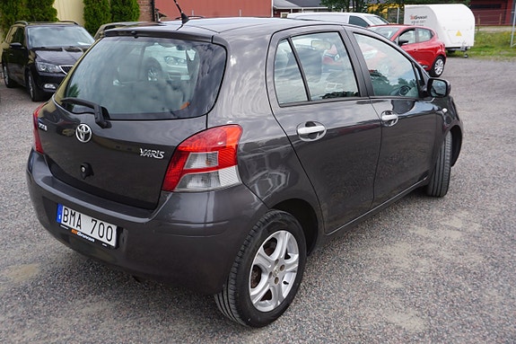 Toyota Yaris 3 of 5