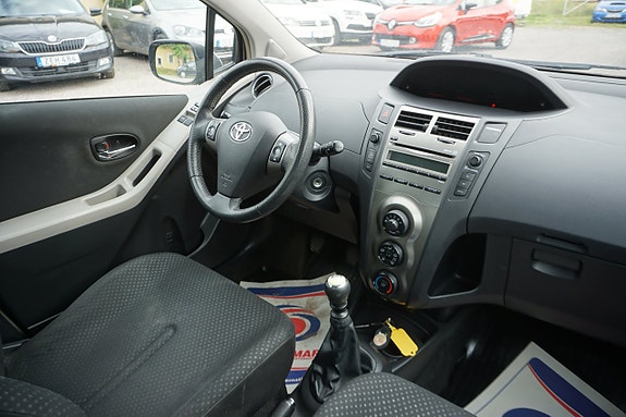 Toyota Yaris 6 of 8