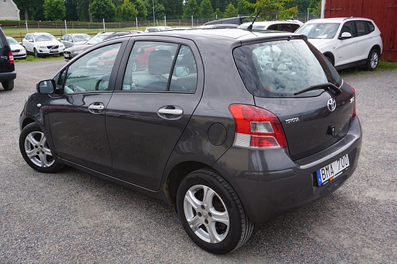 Toyota Yaris 2 of 5