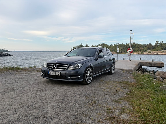 Mercedes-Benz C220 2 of 5