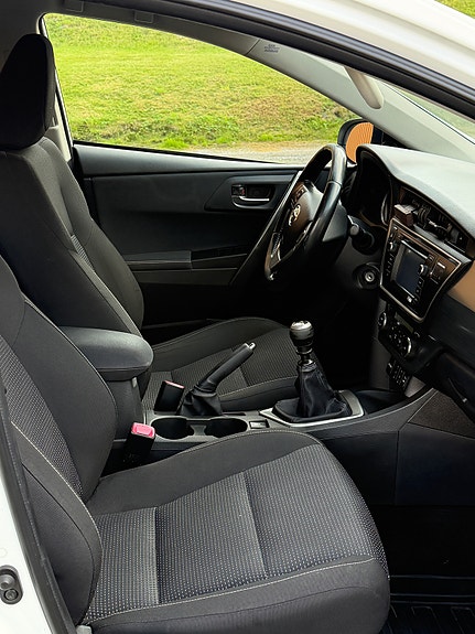 Toyota Auris 5 of 12