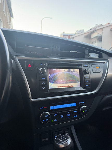 Toyota Auris 7 of 12