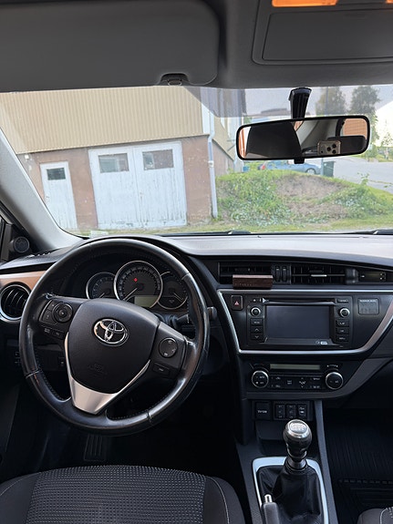 Toyota Auris 8 of 12