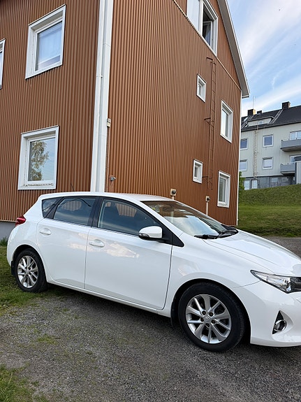Toyota Auris 2 of 12