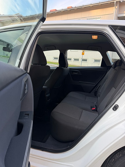Toyota Auris 6 of 12