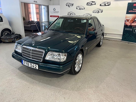 Mercedes-Benz E200 3 of 11
