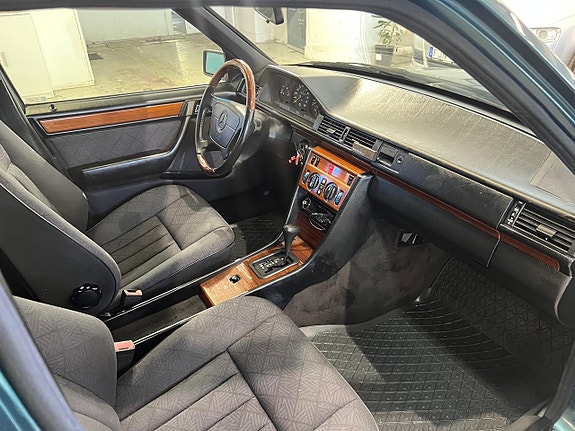 Mercedes-Benz E200 9 of 11