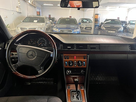 Mercedes-Benz E200 10 of 11