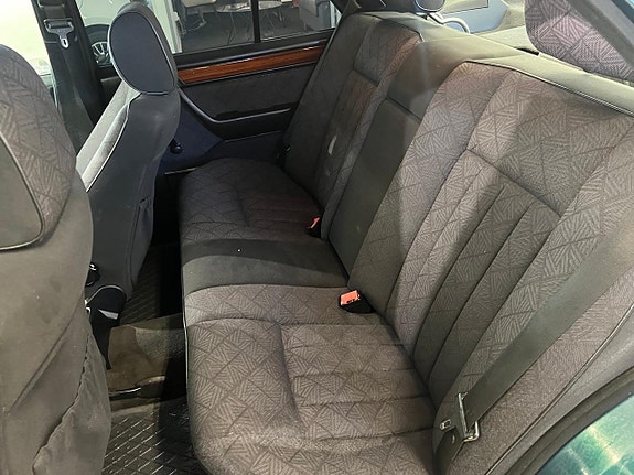 Mercedes-Benz E200 7 of 11