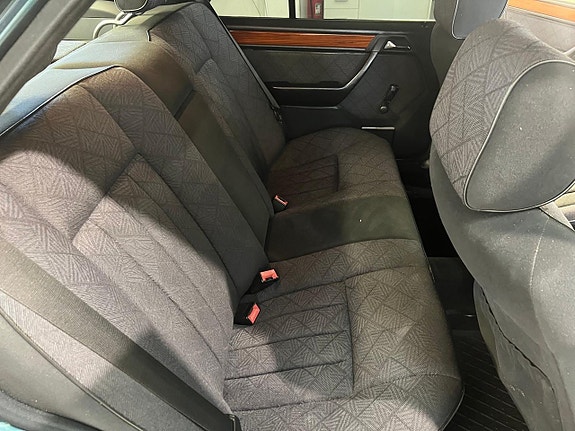 Mercedes-Benz E200 8 of 11