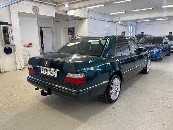 Mercedes-Benz E200 4 of 11