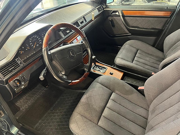 Mercedes-Benz E200 6 of 11