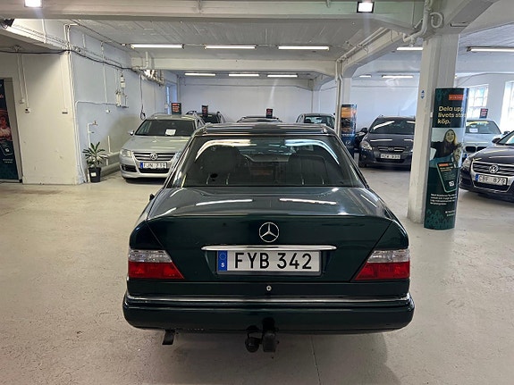 Mercedes-Benz E200 11 of 11