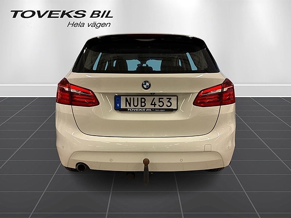 BMW 218d 4 of 5