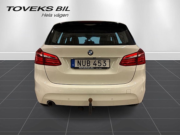 BMW 218d 4 of 5