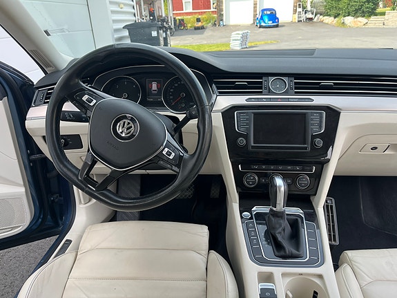 Volkswagen Passat 13 of 15