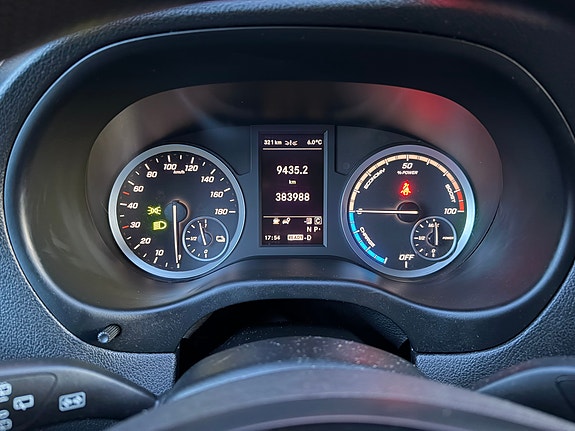 Mercedes-Benz eVito Tourer 4 of 5