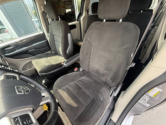 Dodge Grand Caravan 8 of 16