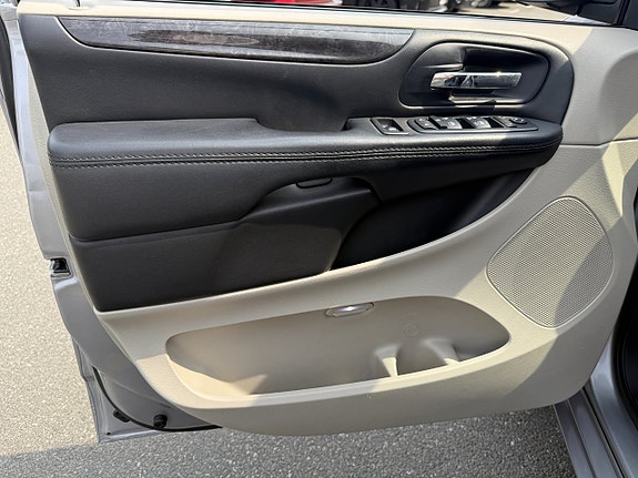 Dodge Grand Caravan 12 of 16