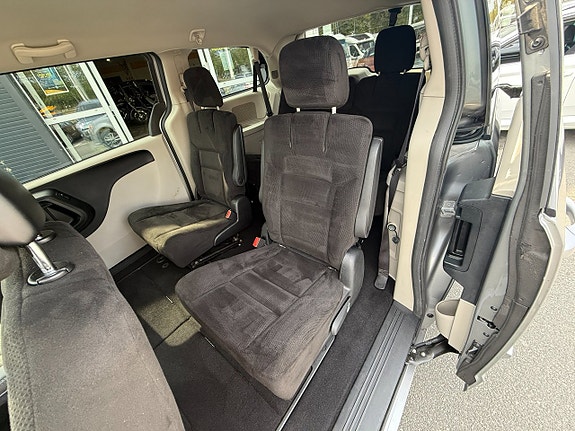 Dodge Grand Caravan 9 of 16