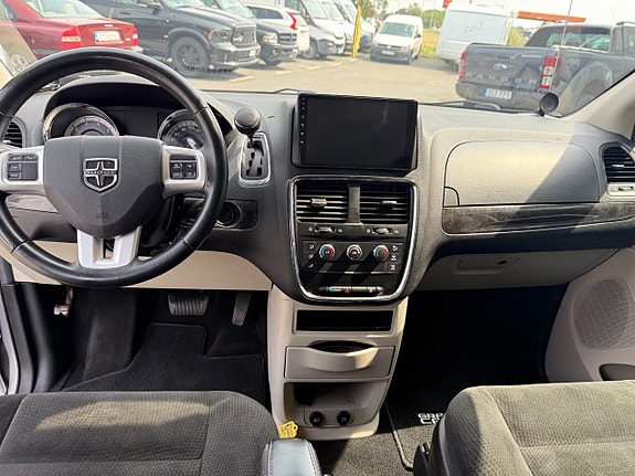 Dodge Grand Caravan 11 of 16