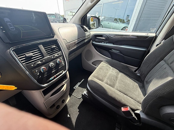 Dodge Grand Caravan 16 of 16