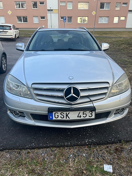 Mercedes-Benz C200 2 of 5