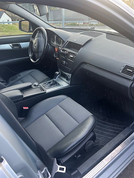 Mercedes-Benz C200 3 of 5