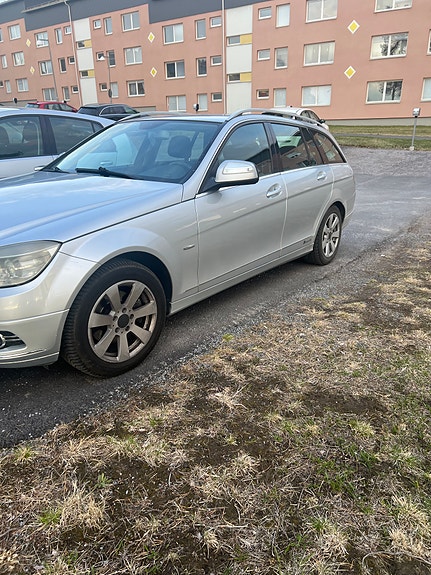 Mercedes-Benz C200 4 of 5