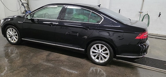 Volkswagen Passat 4 of 29