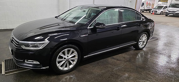 Volkswagen Passat 2 of 29