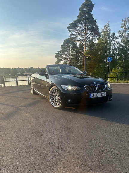 BMW 330d 2 of 5