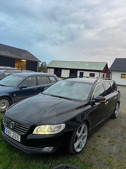 Volvo V70 2 of 6