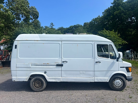 Mercedes-Benz 307D 2 of 5