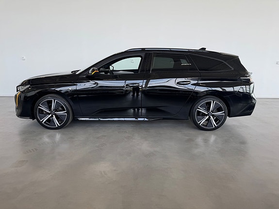 Peugeot 308 SW 2 of 11