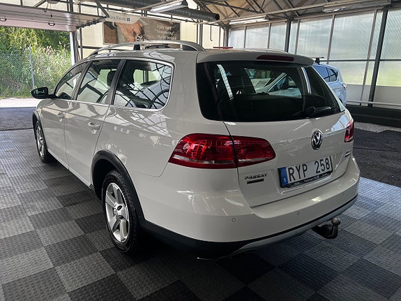 Volkswagen Passat Alltrack 3 of 5