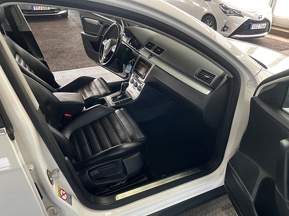 Volkswagen Passat Alltrack 12 of 19