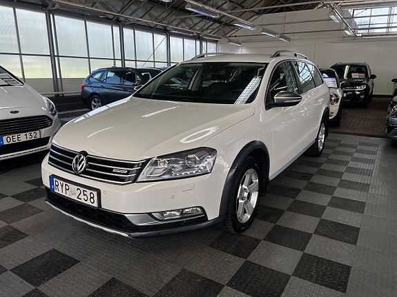 Volkswagen Passat Alltrack 2 of 5